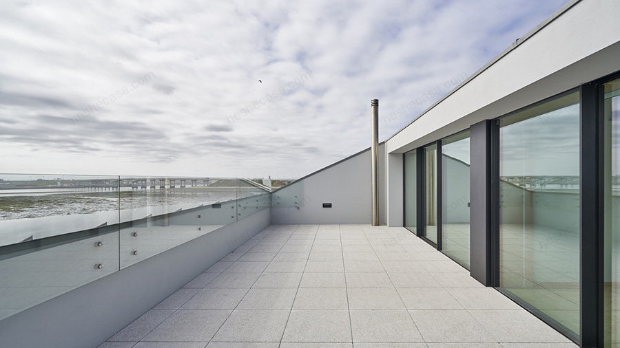葡萄牙西海岸斜屋顶房屋设计 国外海景别墅全景欣赏 第2张