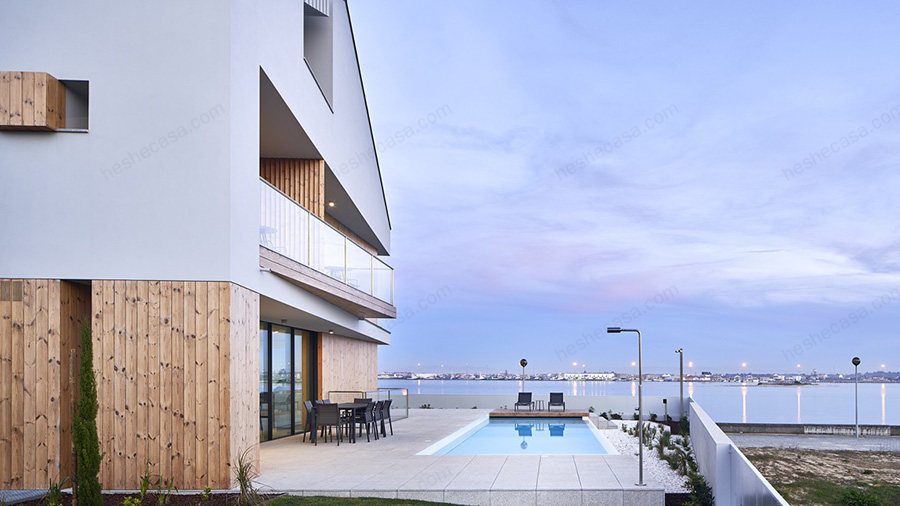 葡萄牙西海岸斜屋顶房屋设计 国外海景别墅全景欣赏 第3张